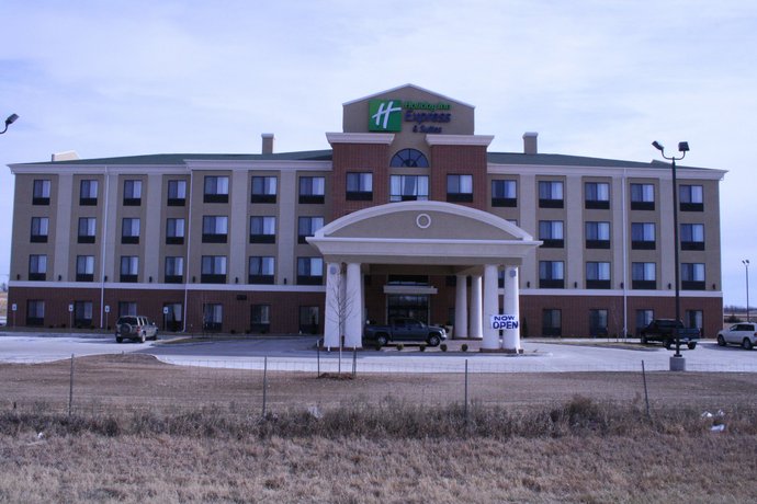 Holiday Inn Express and Suites Pratt