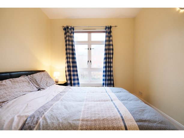 Clean Secure 2BR Flat for 4 in East London