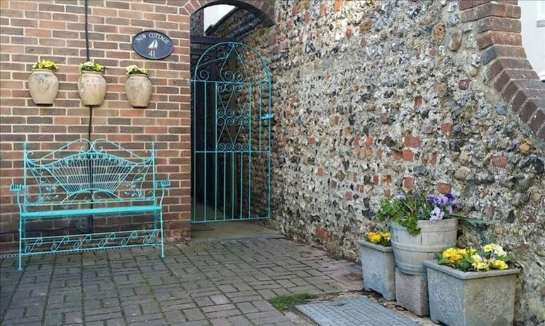 Bijou Beach Cottage - Self Catering