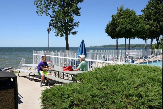 Westwood Shores Waterfront Resort Sturgeon Bay Compare Deals