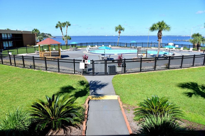 Quality Inn Suites On The Bay Near Pensacola Beach Gulf Breeze