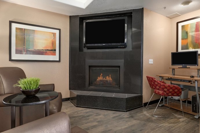 Super 8 By Wyndham Calgary Shawnessy Area Compare Deals - 