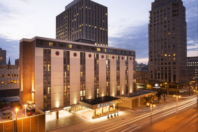 Doubletree By Hilton Milwaukee Downtown Compare Deals - 