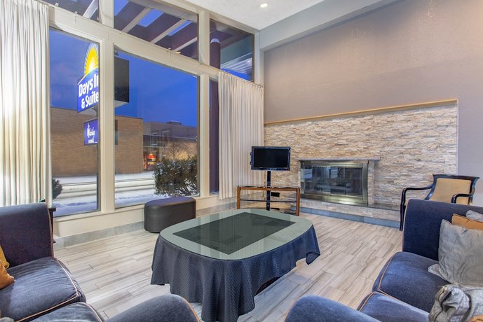 Days Inn Suites By Wyndham Rhinelander Compare Deals