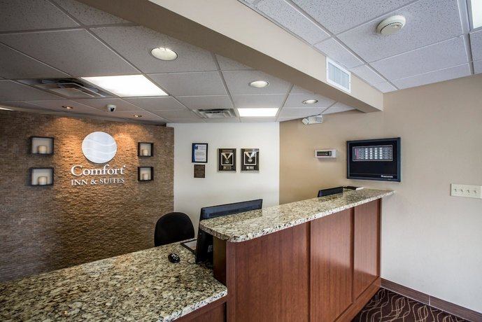 Comfort Inn Suites At Dollywood Lane Pigeon Forge Compare