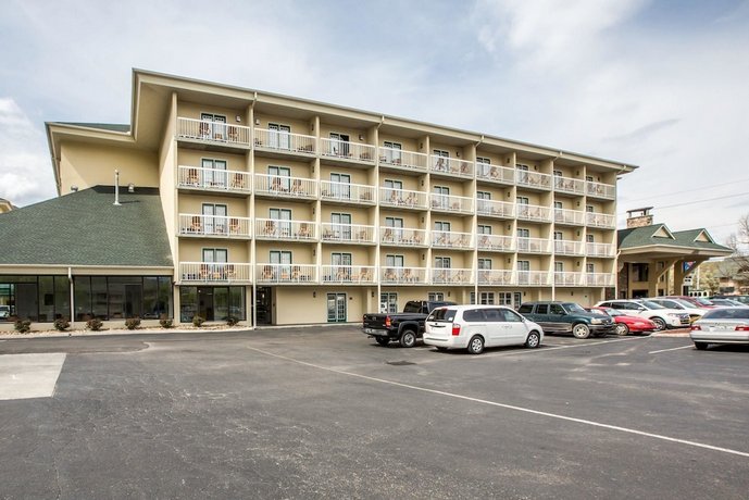 Comfort Inn Suites At Dollywood Lane Pigeon Forge Compare Deals