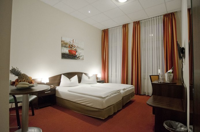 Hotel Polo am ZOB, Hamburg - Compare Deals