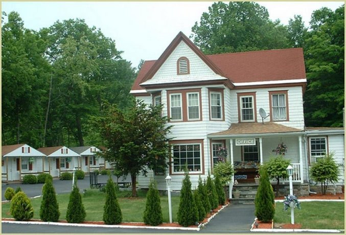 Seven Dwarfs Cabin On The Brook Cabins Lake George Compare Deals