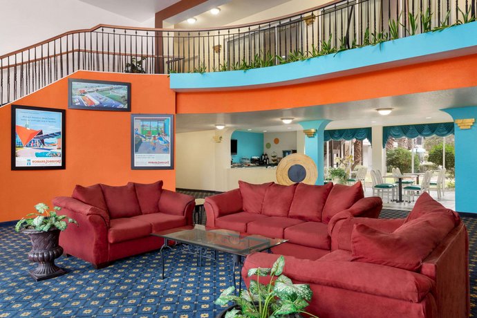 Howard Johnson San Antonio Hotel Suites By Wyndham
