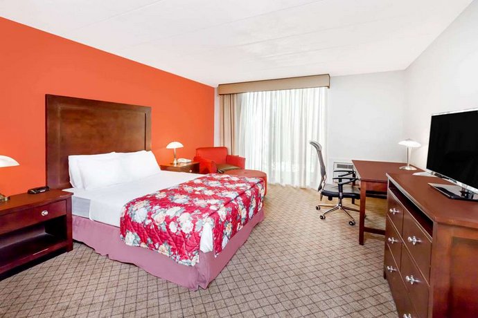 Ramada Lansing Hotel And Conference Center Compare Deals - 