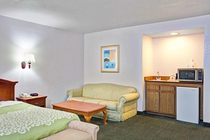 Days Inn Suites By Wyndham Fullerton Compare Deals