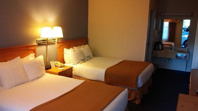 Days Inn Suites By Wyndham Mackinaw City Bridgeview Lodge