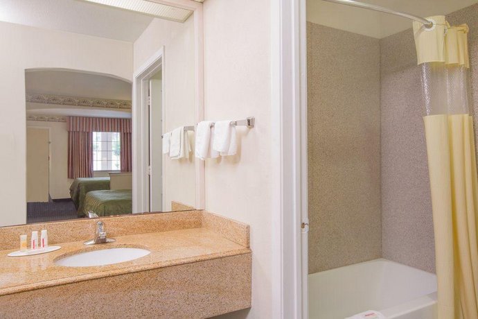 Days Inn By Wyndham Nacogdoches Sfa University Downtown Compare