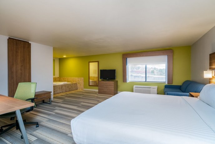 Holiday Inn Express Suites Rocky Mount Smith Mountain Lake