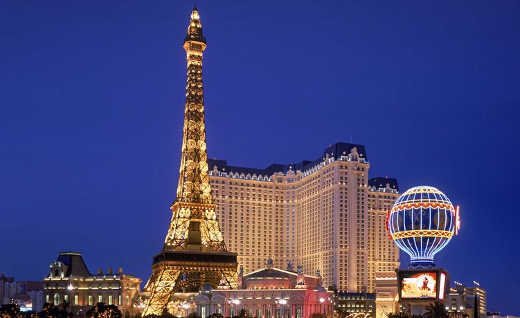 Paris Las Vegas on X: Relax poolside and take in this amazing view of our  Eiffel Tower.  / X