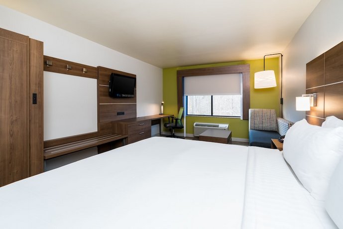 Holiday Inn Express Suites Rocky Mount Smith Mountain Lake