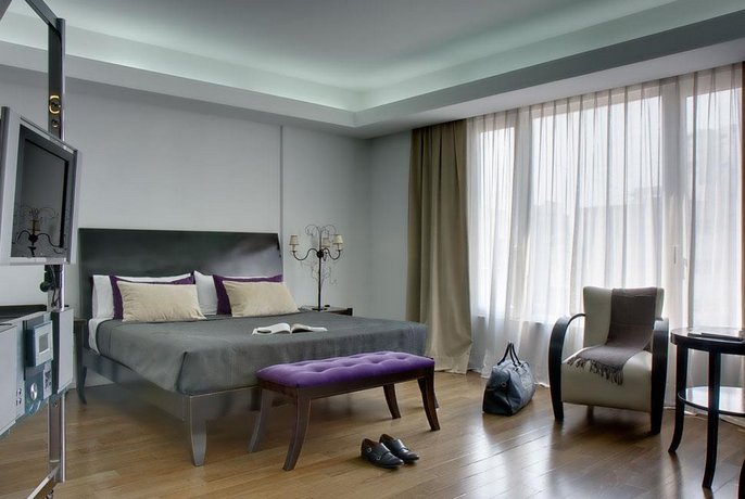 Broadway Hotel & Suites