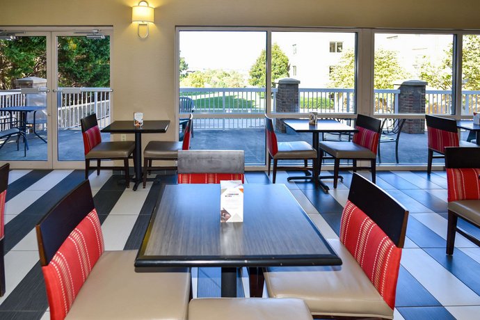Comfort Suites Inn At Ridgewood Farm روانوكي قارن عروض الأسعار