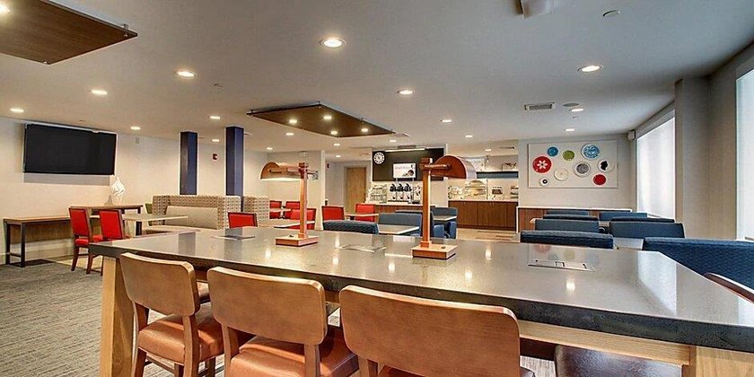 Holiday Inn Express Suites Lincoln East White Mountains