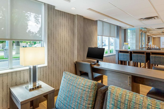 Comfort Suites Downtown Windsor Compare Deals