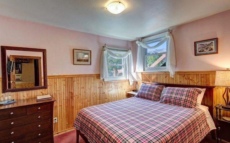 Fireside Inn & Hostel