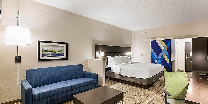 Holiday Inn Express & Suites Jacksonville - Town Center