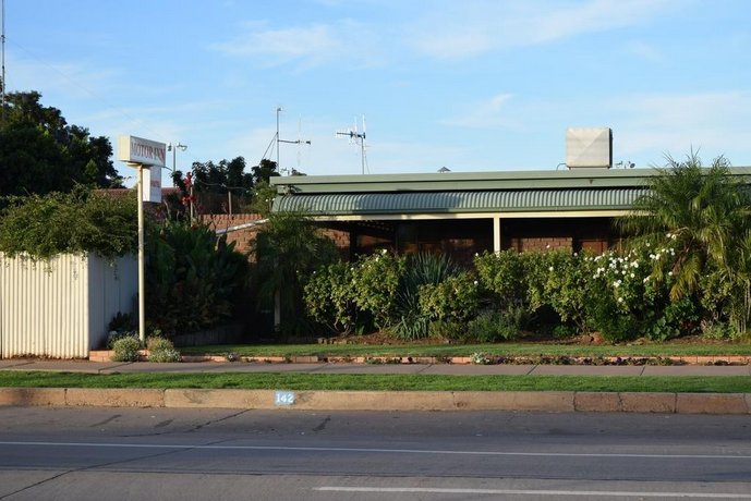 Oasis Motor Inn