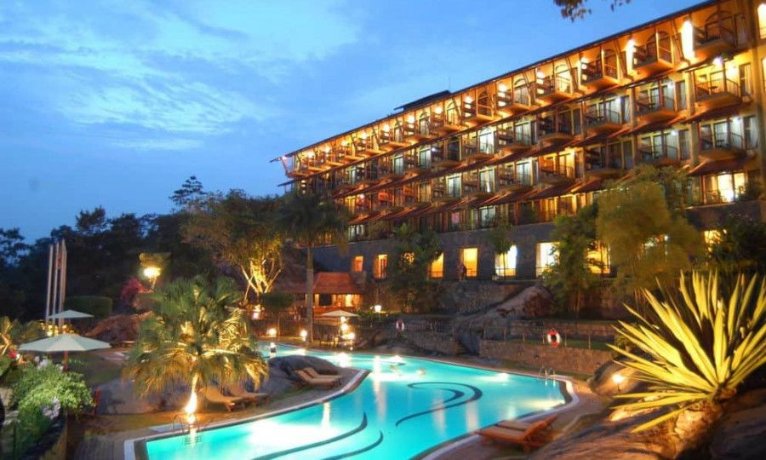 Earl's Regency Hotel