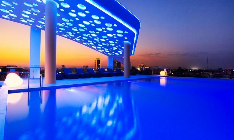 Sun & Moon, Urban Hotel