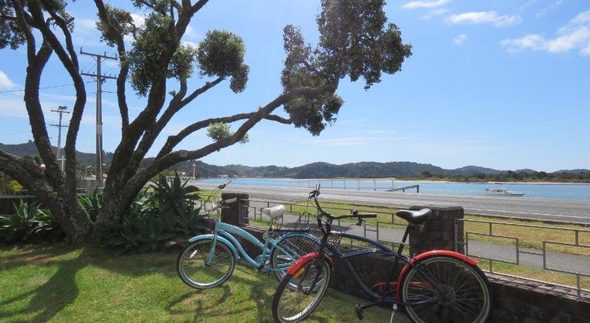 Pohutukawa Bach