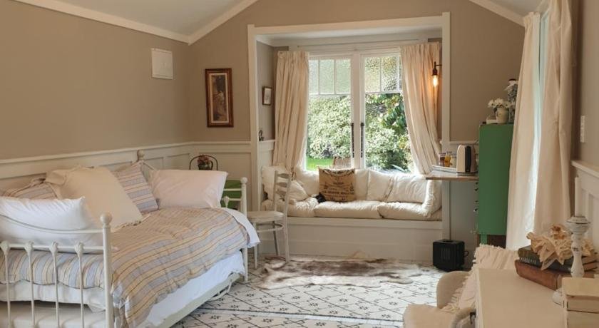 Cabins on Tudor bed & breakfast