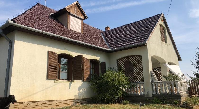 Panzio Rust In Lanycsok