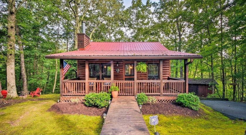 Cozy Cabin in Private Location with Hot Tub and Grill!