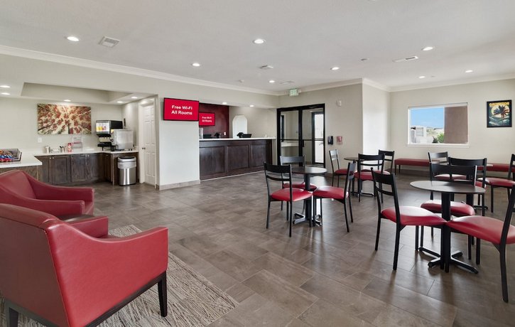 Red Roof PLUS+ Galveston - Beachfront