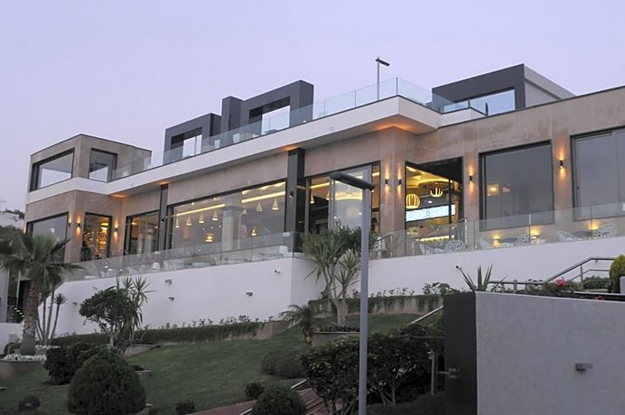 Dwo Mira Palace