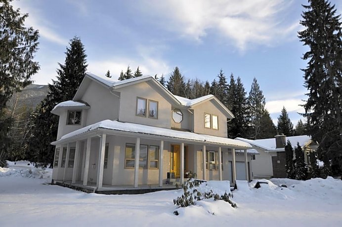 Cornerstone Bed And Breakfast