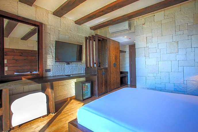 Manaspark Deluxe Hotel
