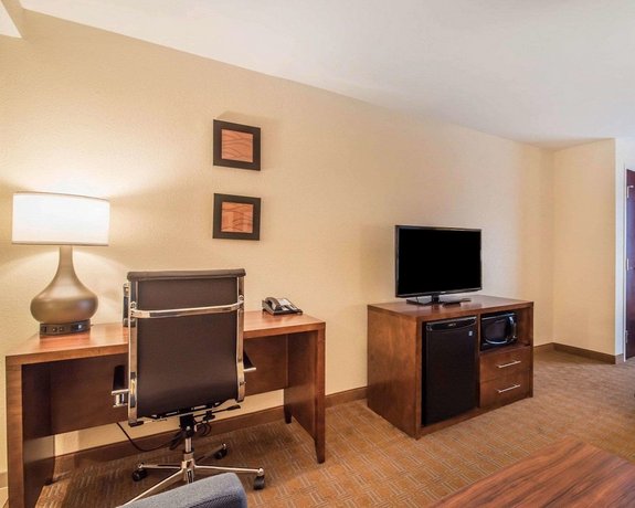 Comfort Inn and Suites Brattleboro I-91