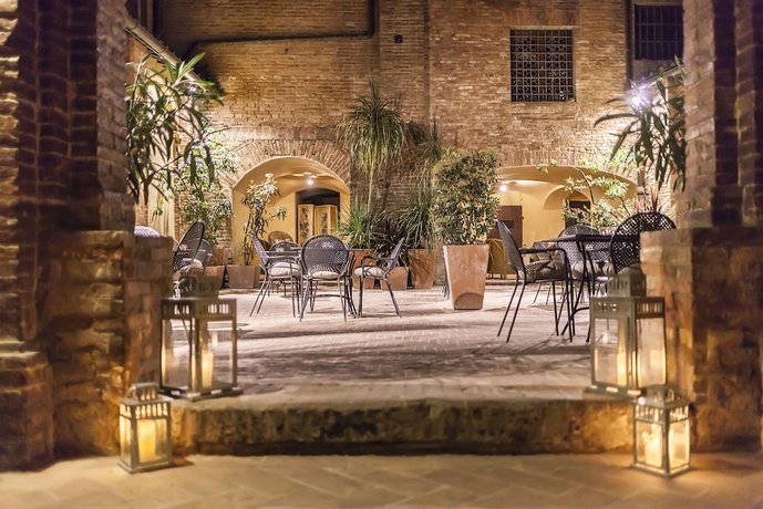 IL Chiostro Del Carmine