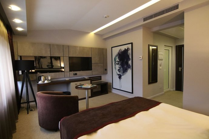 Queen's Hotel - Zebra Centre