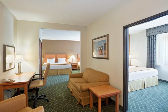 Holiday Inn Express & Suites Lincoln South