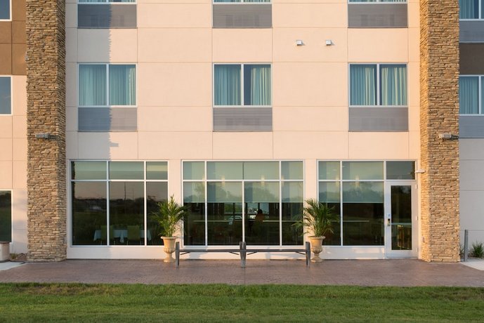 Holiday Inn Express & Suites Lincoln I - 80