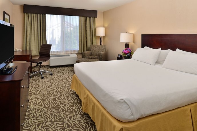 Holiday Inn Express & Suites Fresno (River Park) Hwy 41