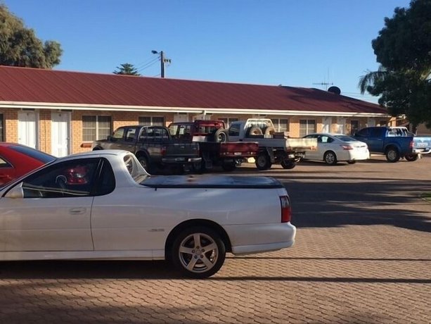 Charles Rasp Motor Inn and Cottages