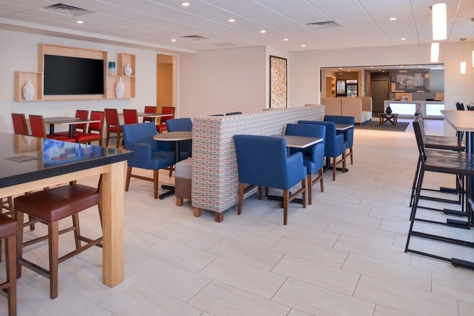 Holiday Inn Express & Suites Omaha - 120th And Maple