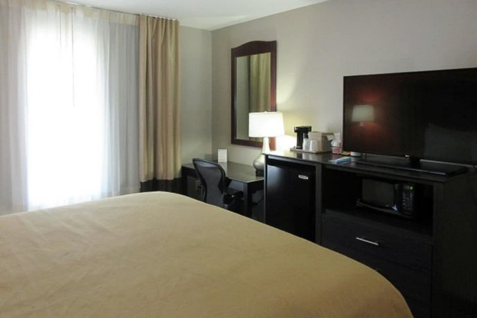 Quality Inn and Suites Fresno Northwest