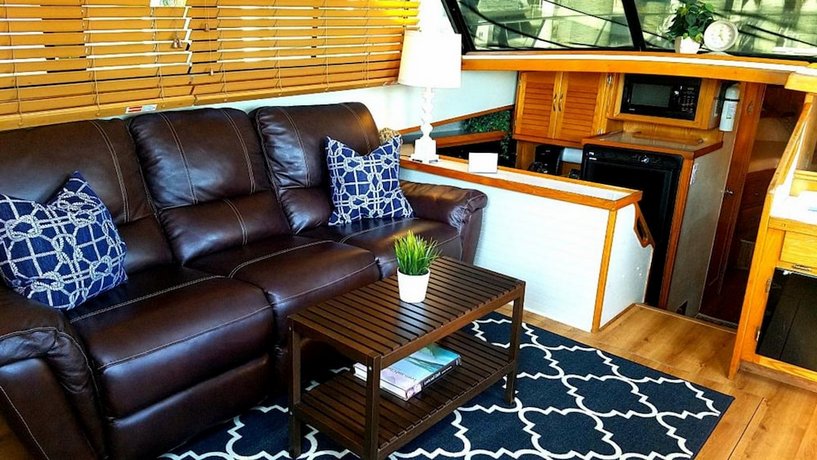 Dockside Boat & Bed Long Beach