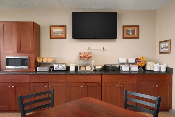 Super 8 by Wyndham Ithaca Hotel