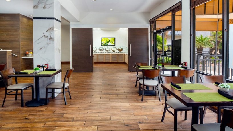 Holiday Inn & Suites Phoenix Airport North