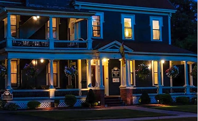 Carriage House Inn
